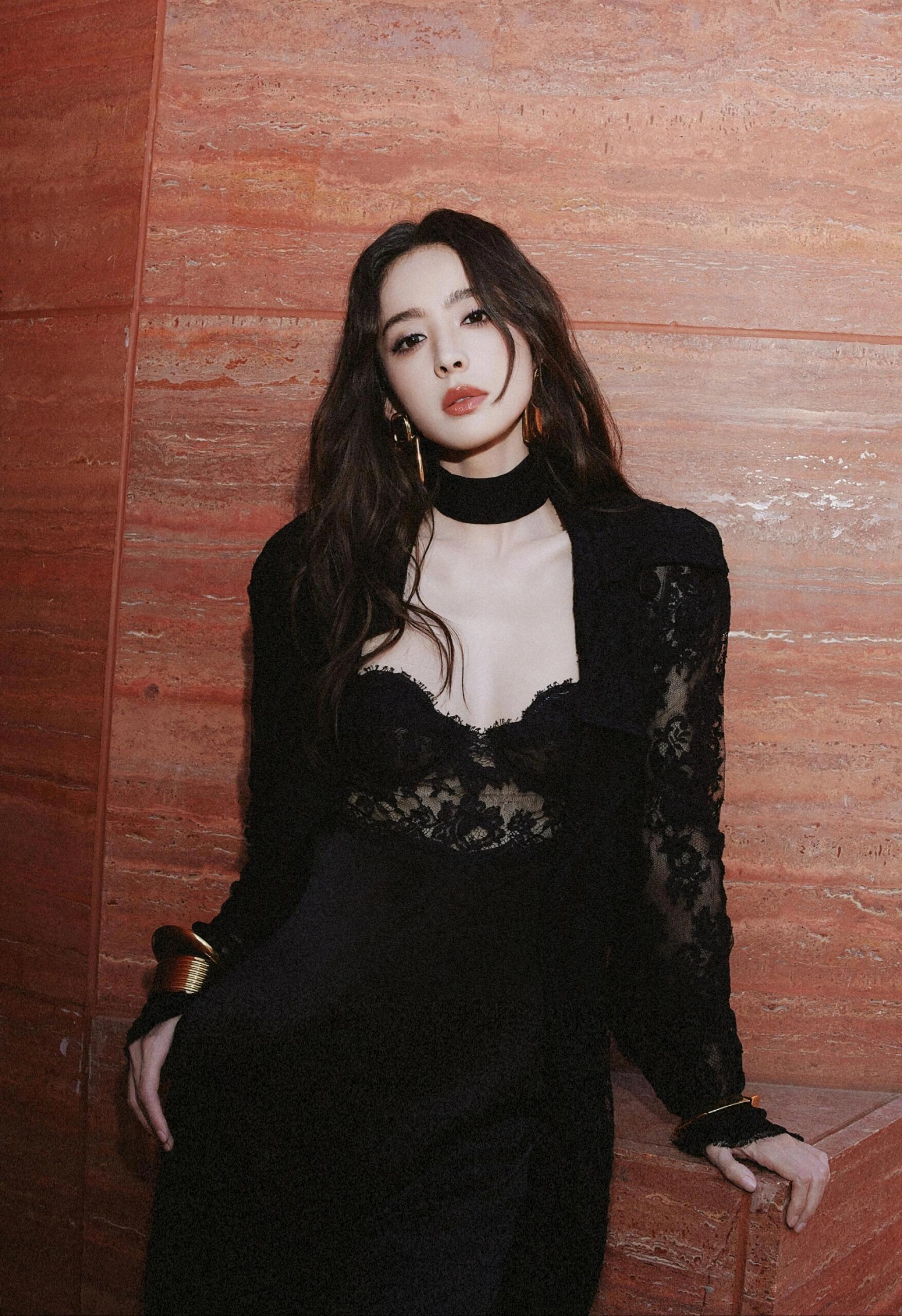 古力娜扎教科书示范，蕾丝透纱穿出风情万种