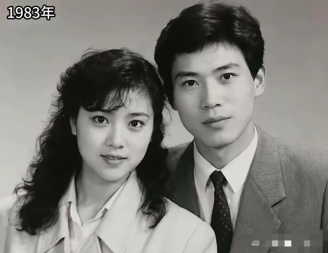 四十多年的变化！翻看1983年的老照片，俩人郎才女貌，青春正好。再看如今，脸上