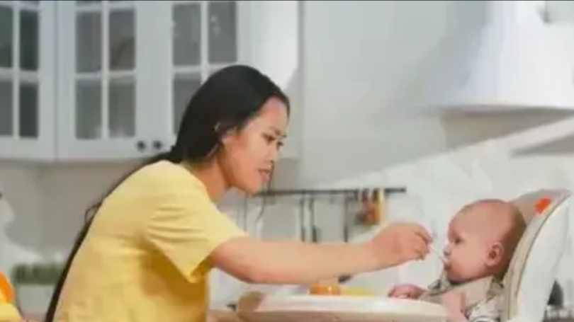 重庆，雇主没时间带孩子，花了6000元请了一个保姆。结果没想到，雇主上班时接到保