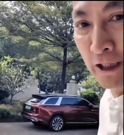 何家劲开上红旗车，住进惠州小城，日子过得踏实。他忙着做公益、搞直播、做生意，样样