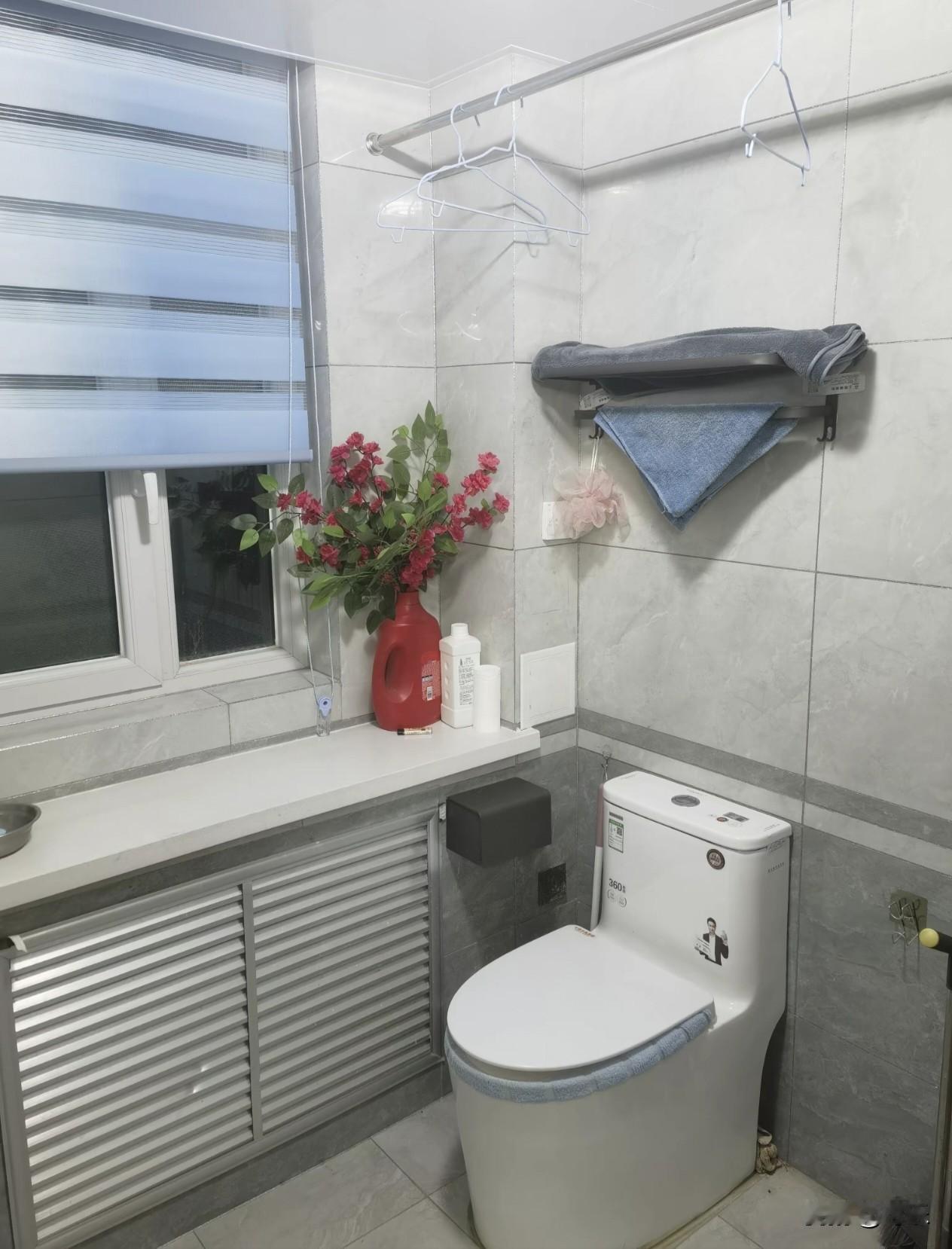 告诉你一个好消息，上卫生间用过的卫生纸，丢在座便器内随水一起冲走，根本堵不了马桶