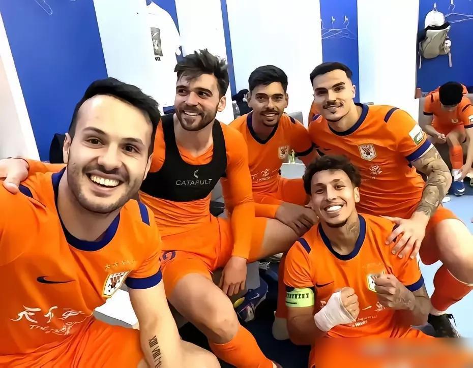 克雷桑膝盖有伤，训练迟到，夜店去得勤，韩鹏居然让他首发打满全场。赛前教练组心里