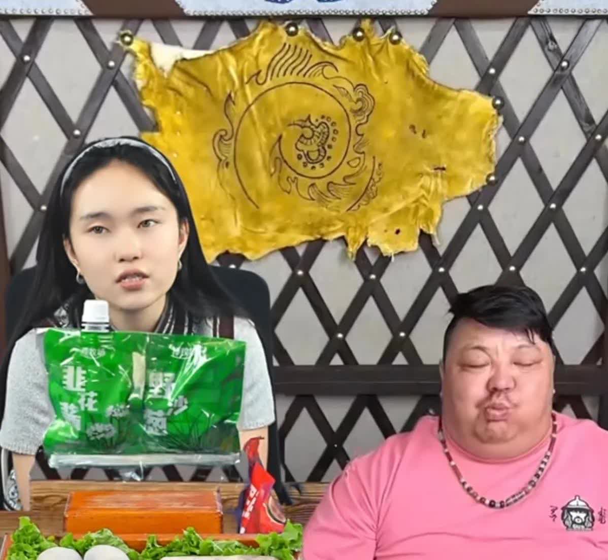 内蒙网红恩克吃不动了，流量也小了，直播间很长时间都是个位数。其实他也不是流量
