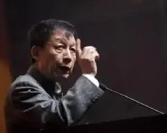 易中天说：“乾隆皇帝统治中国60多年，我个人认为，他没干过什么好事，他是一个王八蛋，我不知道为什么还