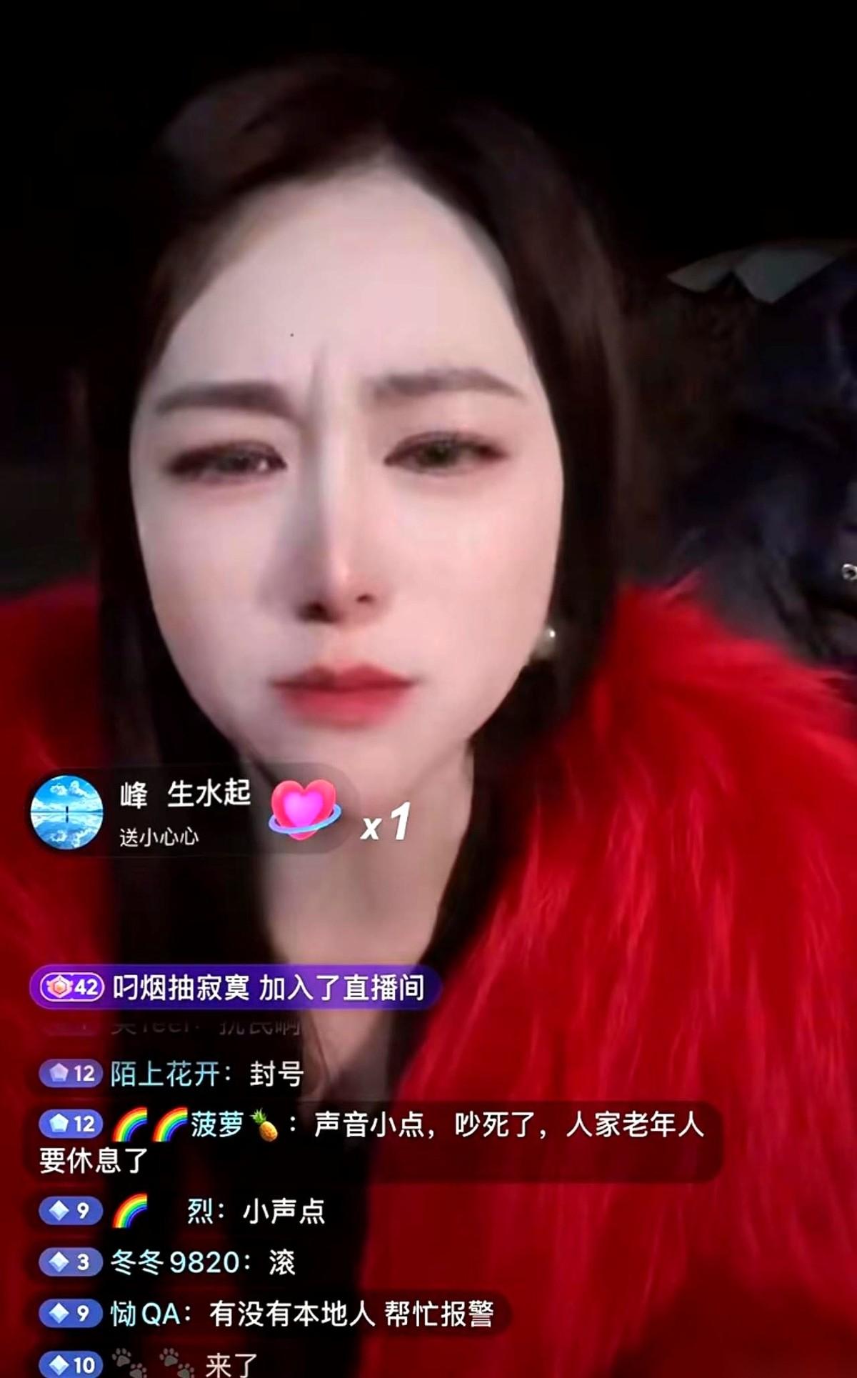 忙了一整天，给粉丝们做的刨猪汤热气还没散完，呆呆对着镜头说，太累了，家里人都睡了