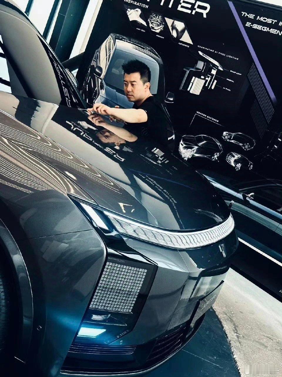 极越的中大型SUV产品原创度和完成度都很高，当时不出意外的话应该很接近上市，可惜