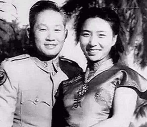 1951年，孙立人脱了衣服上床睡觉，习惯性地搂住老婆，却发现手感不对劲，他一怔，