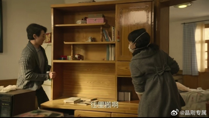 六姊妹24集六姊妹《六姊妹》第24集刘小玲安排何家喜一同前往皇冠夜总会献