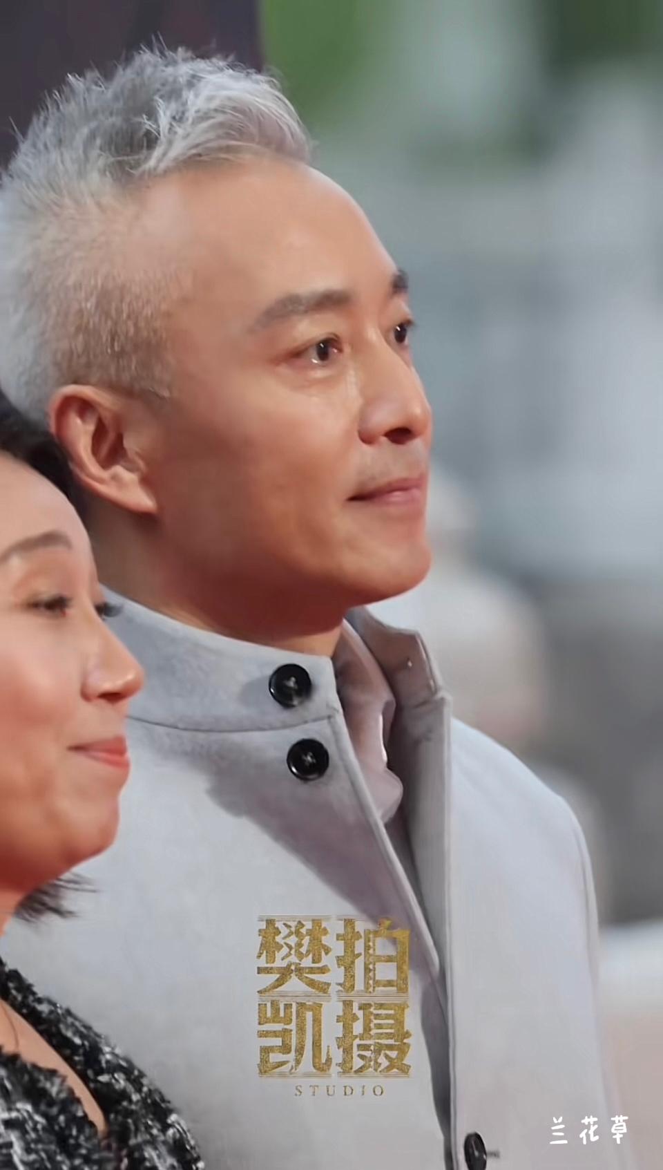 亚宁，亚宁。一样的亲切，一样的笑容，一样的相貌。灰白的头发告诉我，岁