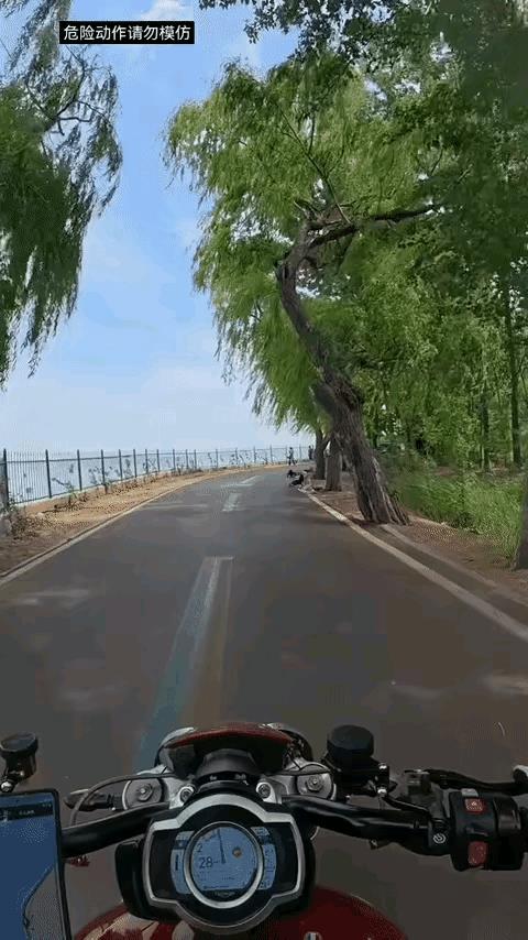 老寿星上厕所离屎不远了。