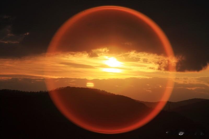 千山迎落日,谁能接住这下半句?万水披朝晖