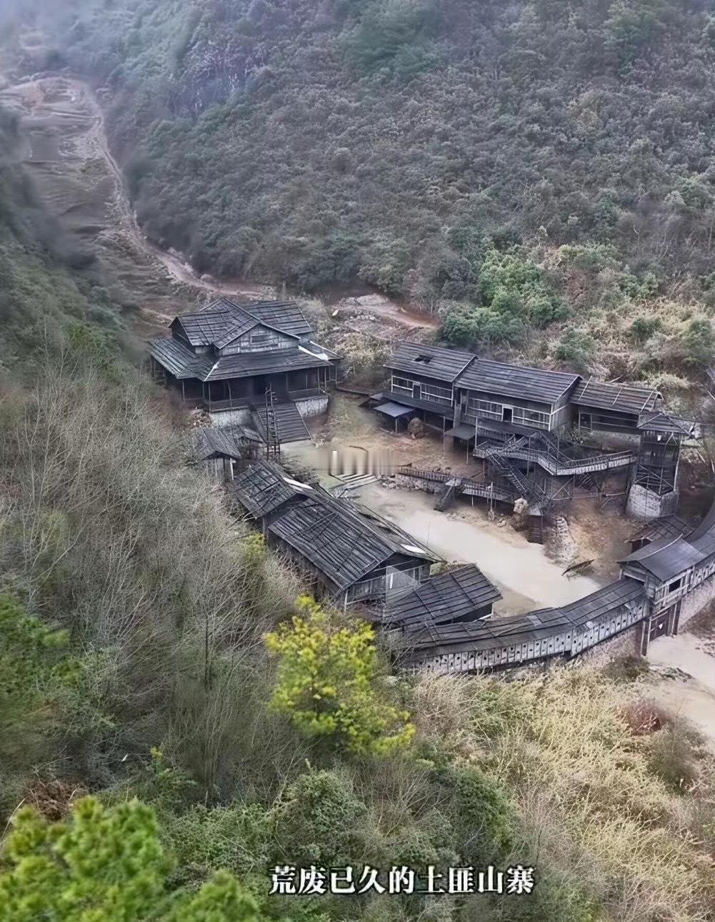 为了拍电影建了土匪山寨，拍完就废弃了，有点可惜