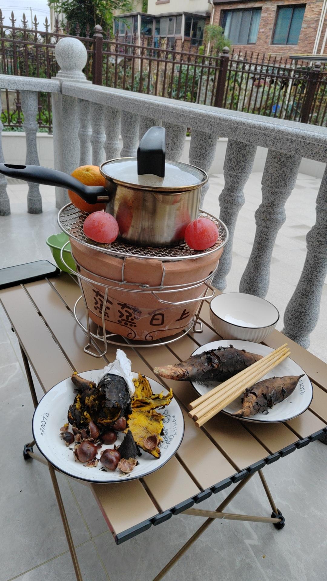 冬日里的第一次围炉煮茶；第一次的炭烤红薯；第一次的炭烤板栗；第一次的炭烤柿