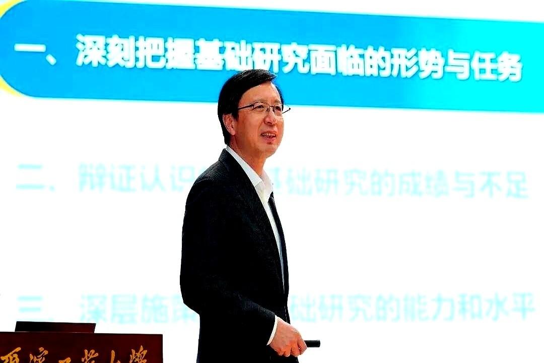 刷到哈工大的视频，我手都抖了。几万人，一校三区，同步誓师。那黑压压的一片，全