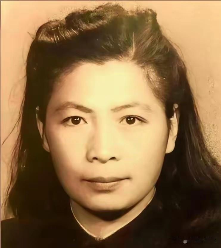 她是广州起义总指挥张太雷的遗孀。丈夫牺牲时，年仅29岁，他们的儿子，才刚刚两个月