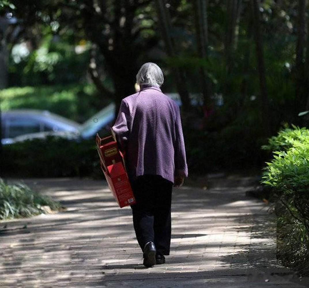 湖北恩施，男子父亲去世后，母亲改嫁，转眼20多年过去了，男子已经儿孙满堂想到自己