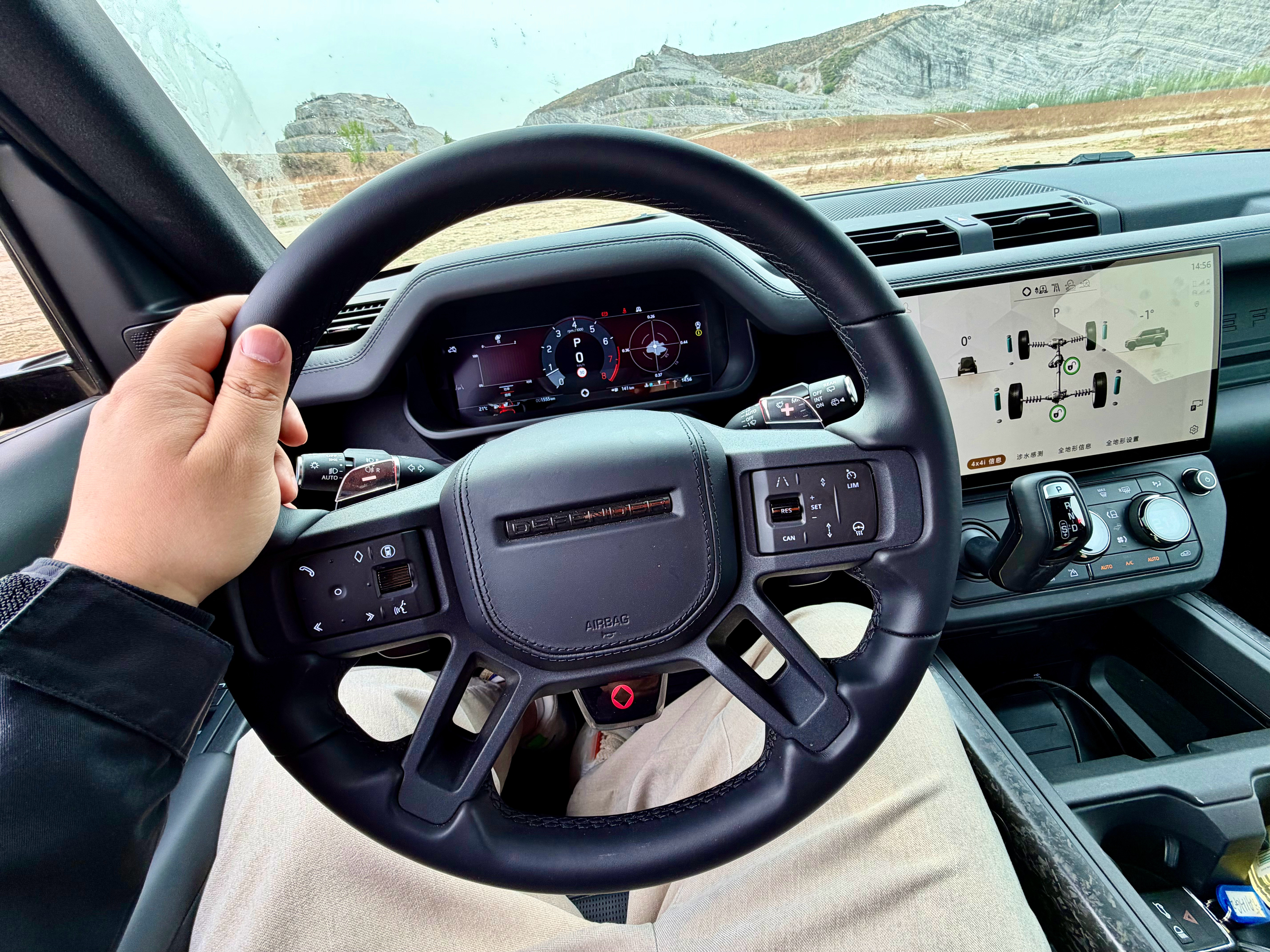 卫士Octa太全面了，上山是最强越野攀爬机器，上路这他喵的就是超跑啊！唯一的问题