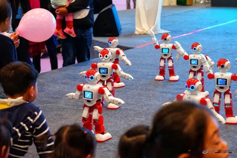 春晚，一位观众看完机器人表演后，给出了这样的评价，他说：“去年霍金，今年霍元甲，