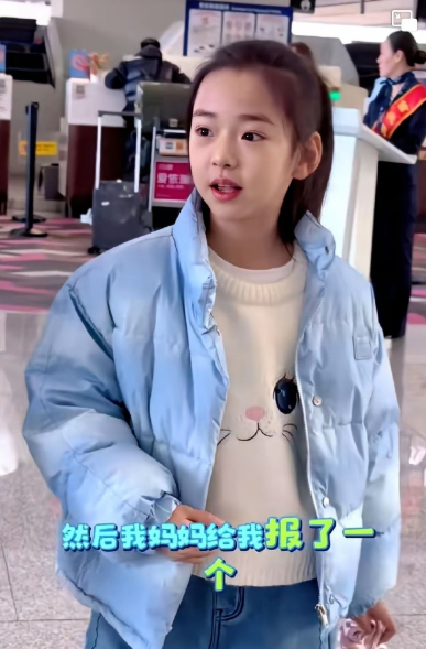 看到董璇女儿那个营业的笑，我心里真不是滋味。那么小一个孩子，眼神里已经没了那个