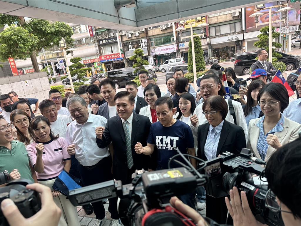 郝龙斌今登记来势汹汹，大排场超过所有登记参选人，相比而言郑丽文略显孤单。郝龙斌今