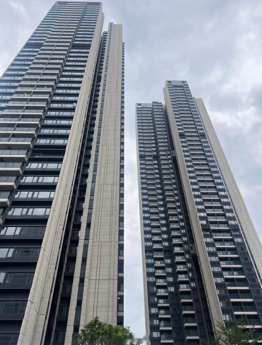 龙华中海闻华里95平600万成交，单价6.2万，低楼层。也还好当时买过来折后也