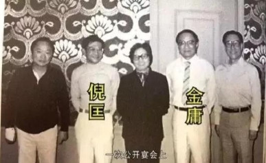当年，金庸因为有事要前往欧洲一趟，但是存稿不够了，于是就让倪匡代笔，以保证《天龙