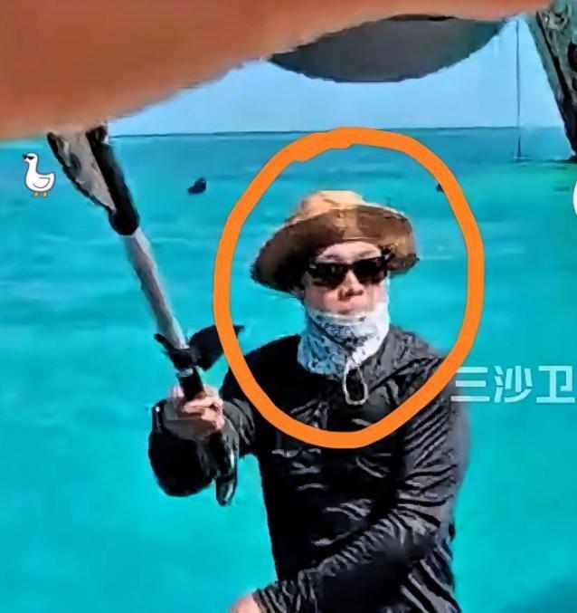 仁爱礁再爆惊心对峙！7月20日那名皮肤惨白、身形扎眼的菲方“白皮胖子”，嚣张带头