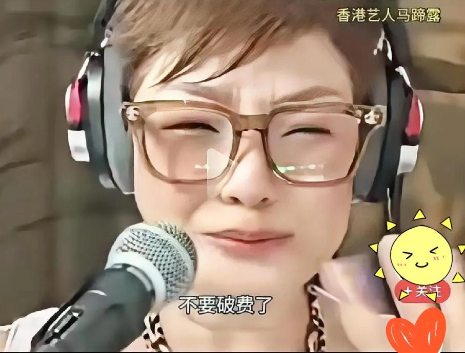 无意中刷到马蹄露的直播间，满屏的礼物特效和她哭得梨花带雨的模样，真的让人瞬间破防