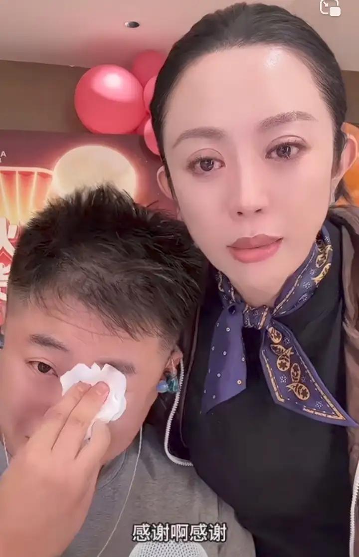 王亮与母亲温美玲，仅用三招，流量回春，泪洒直播间，得到粉丝们的支持。偷鸡不成