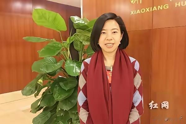 不建议漂亮女生当商务局局长。只要看看《交锋》里面的商务局局长吴金鹤（图5-6），