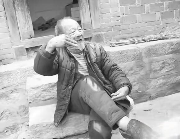 老人名叫段金锁，平山县松坪村人，1924年出生。他精通武艺，学的是大洪拳，年轻时