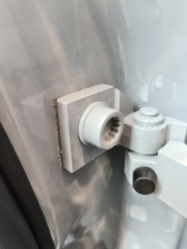 准备提车了不敢恭维提车注意下各位提车的小伙伴注意下铰链这里，油漆剐蹭掉了一点