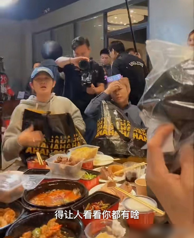 鹿晗素颜啃着杀猪菜，突然冲陈赫喊了一嗓子上链接，直播间当场炸了。10月12日晚，他戴着毛线帽空降陈赫