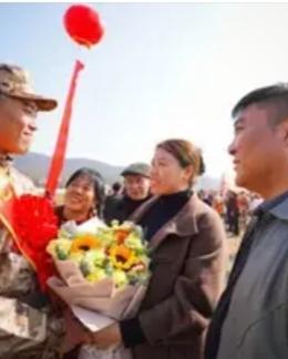  昨天，新兵入伍欢送会上，有个男孩站在队伍里，穿一身崭新军装，胸前大红花格