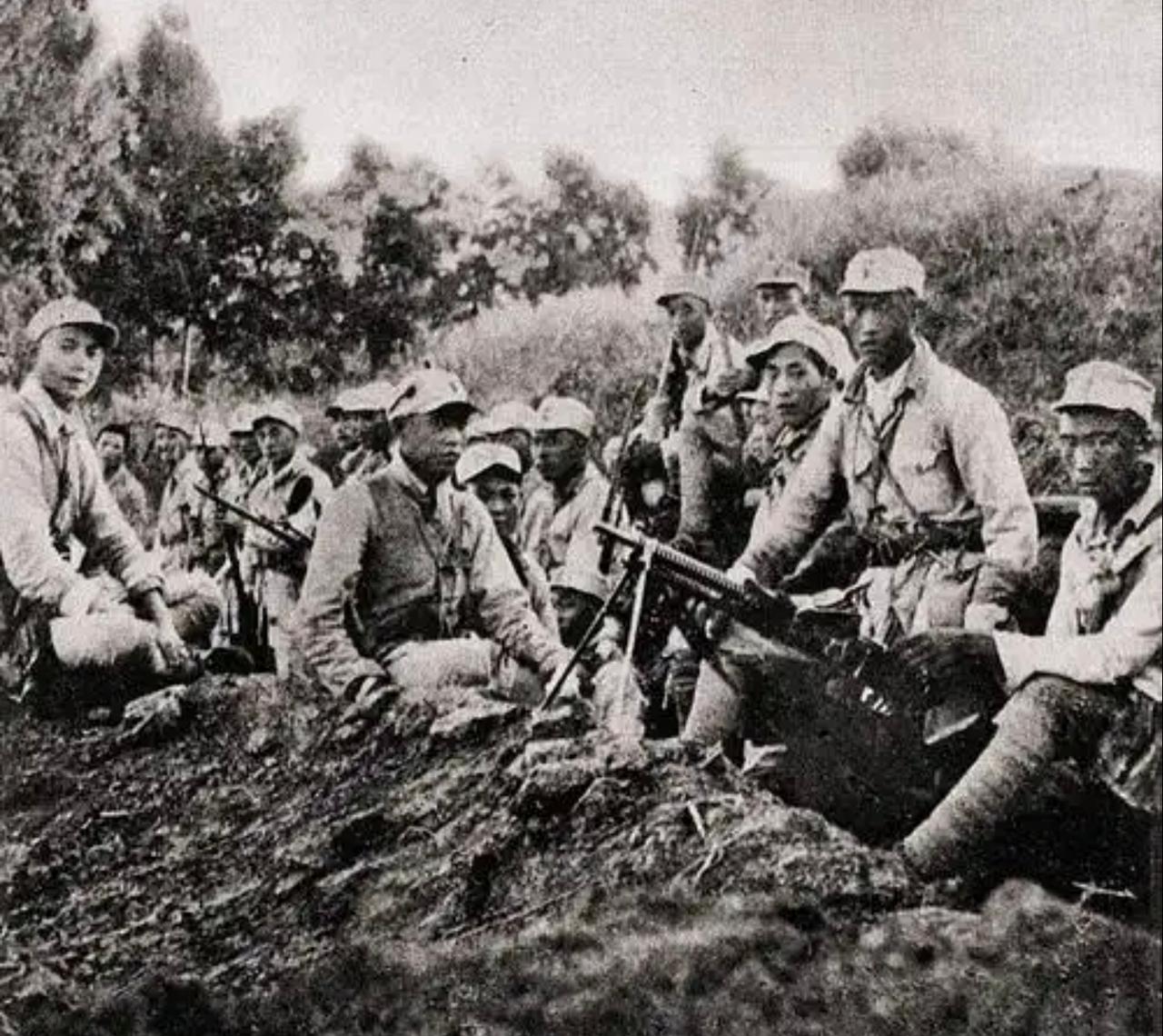 这张照片展现了抗日战争时期中国共产党领导的八路军（第十八集团军）在敌后战场的真实