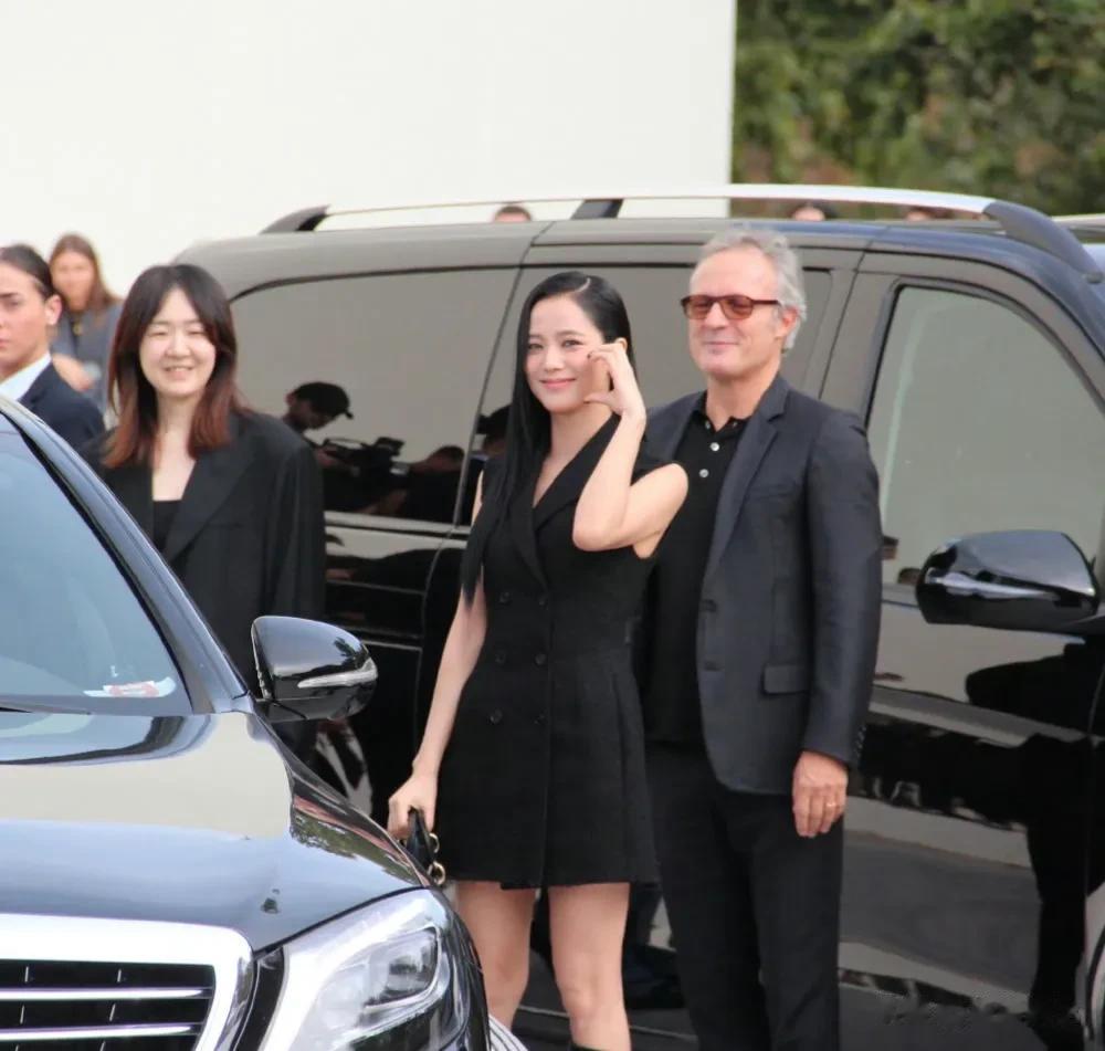 迪丽热巴的美貌确实很稳定，这甚至不是火力全开时的状态都已经碾压海内外。难怪别人总