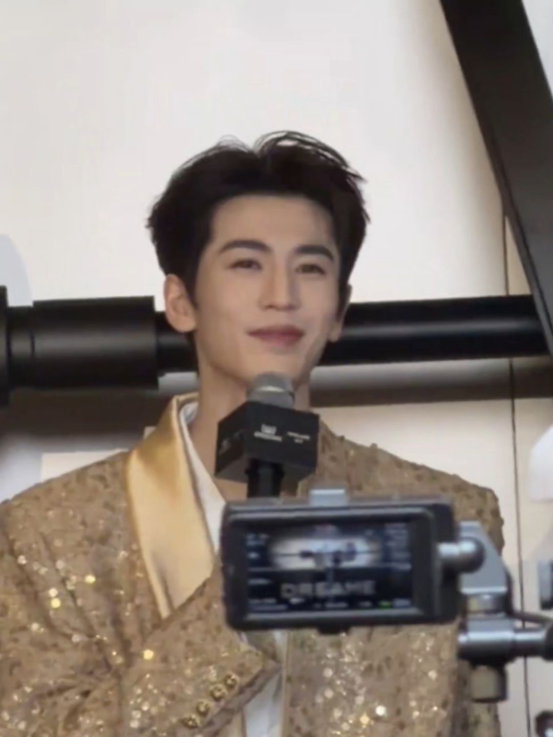 张凌赫非常感谢闺蜜好了好了，以后和张凌赫都是闺蜜了👭哈哈哈哈哈每次都被帅晕了