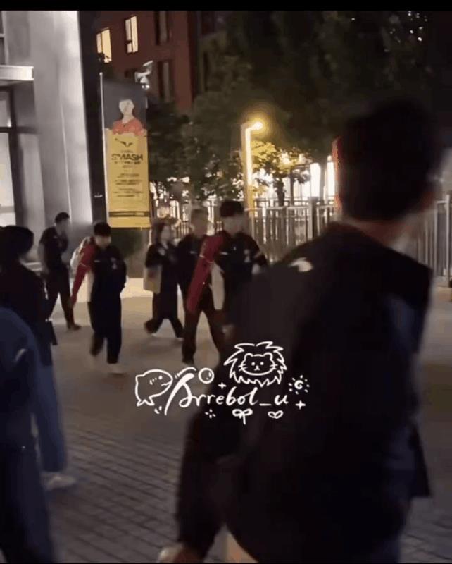 发布会结束，莎莎和大头回去休息了！[啤酒]大头走在前面，莎莎跟着哥走在后面，单