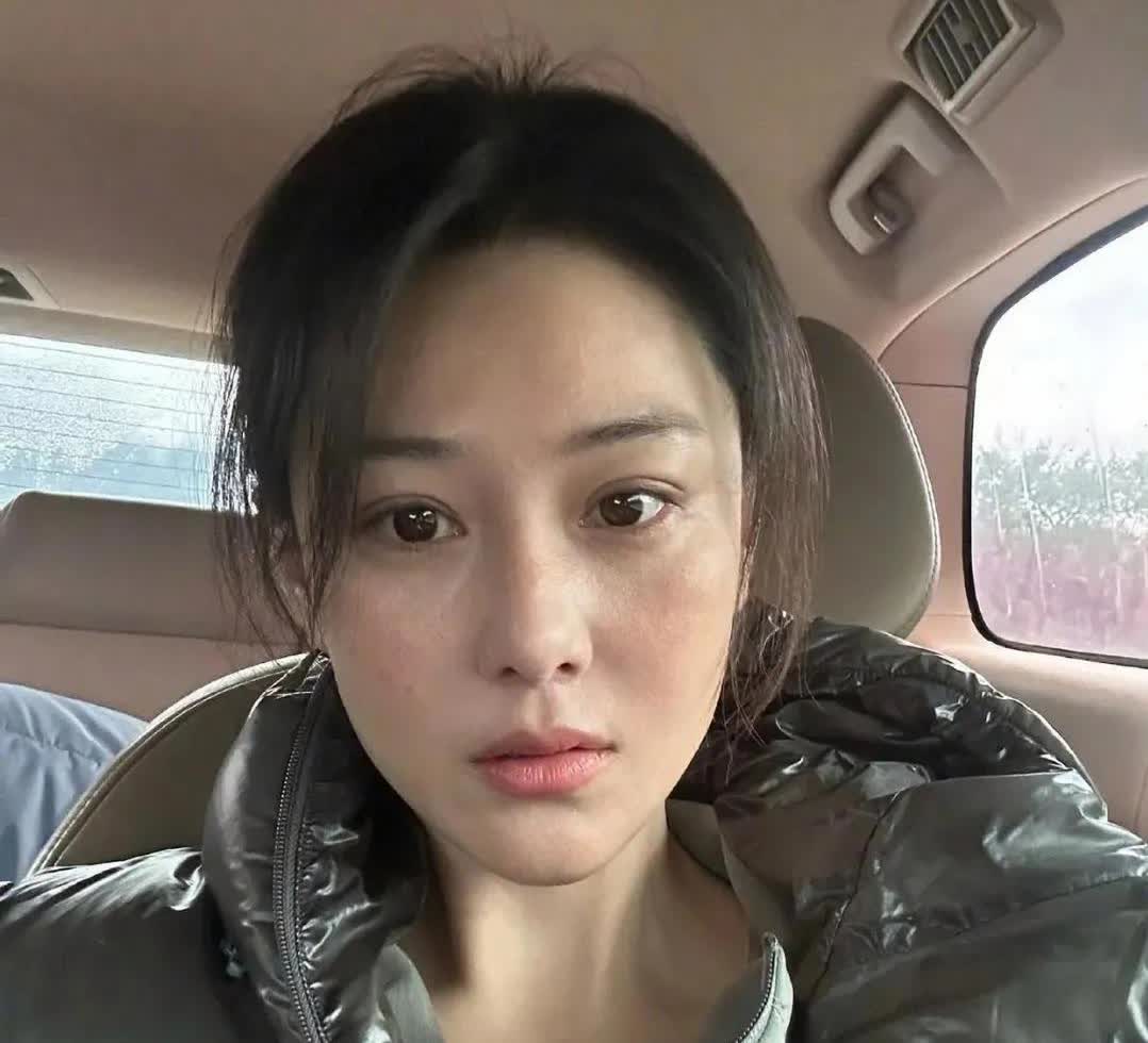 张馨予这是有点自信过头了吧，这素颜和普通人一个样！