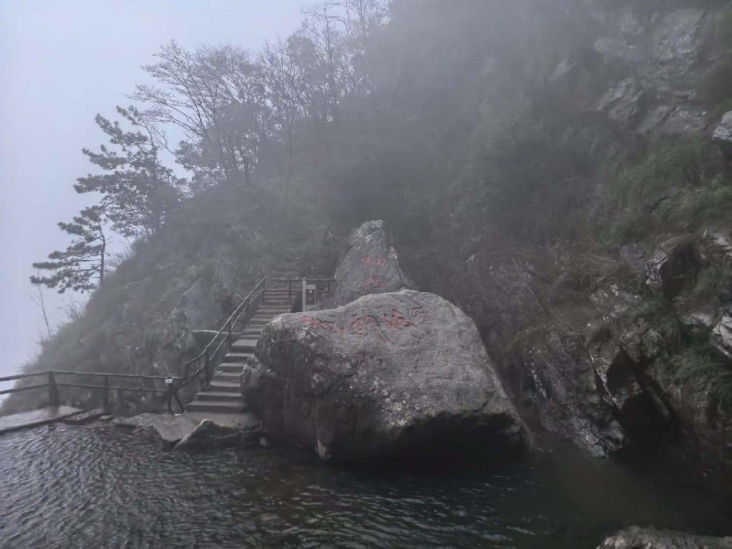原创诗词观庐山大口瀑布遥看瀑布挂前山，恰似玉帘镶翠岚。近前忽遇云泄雨，除却水