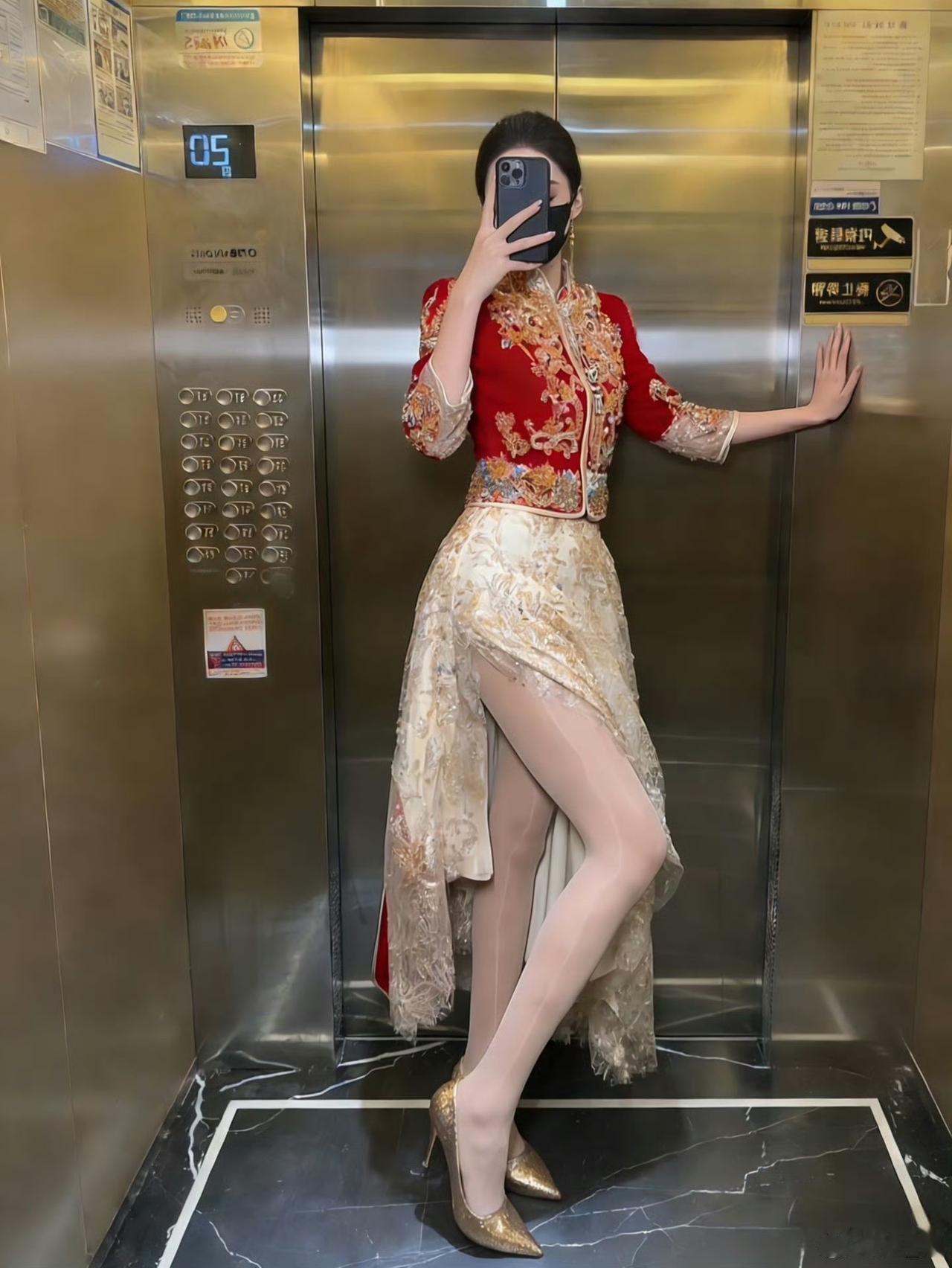 电梯里也不忘臭美，露出大长腿。​​​选择一双什么样的高跟鞋好看?