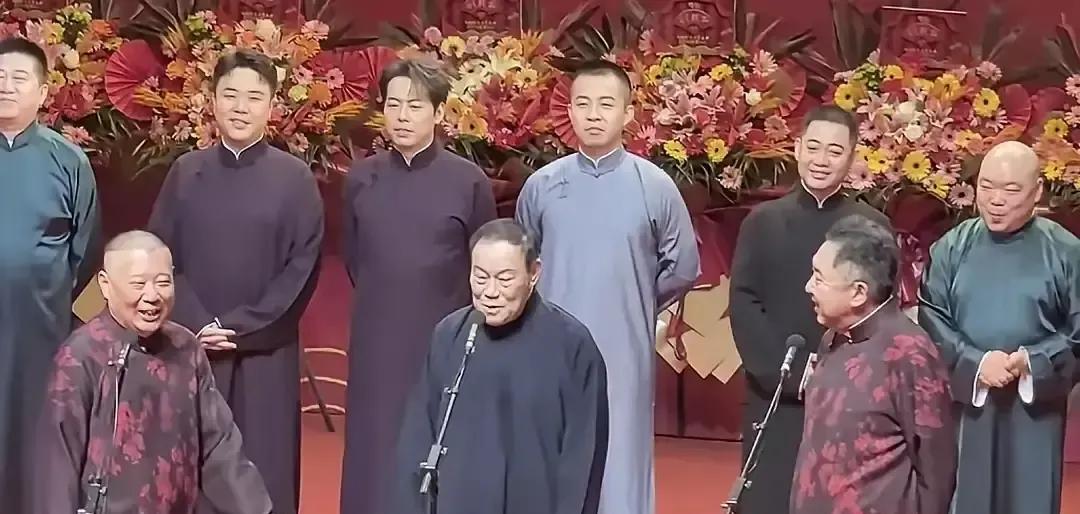 郭德纲拍着桌子定规矩：“杨家老大，就得站中间。”这不是论资排辈，这是行业