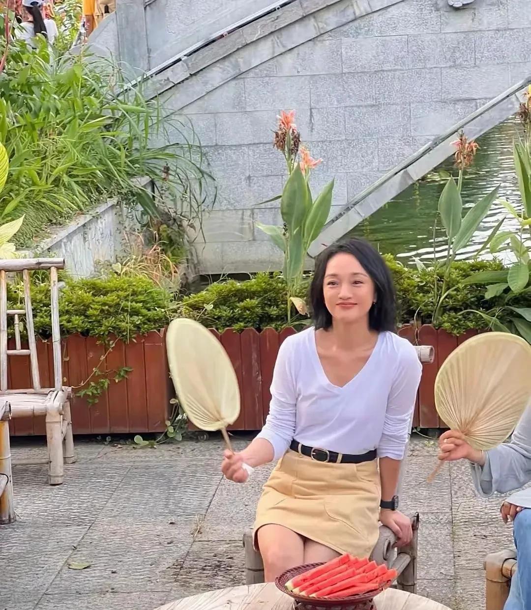 周迅现身江西光彩照人51岁的周迅，近日现身江西，其状态真的很赞。她穿着小