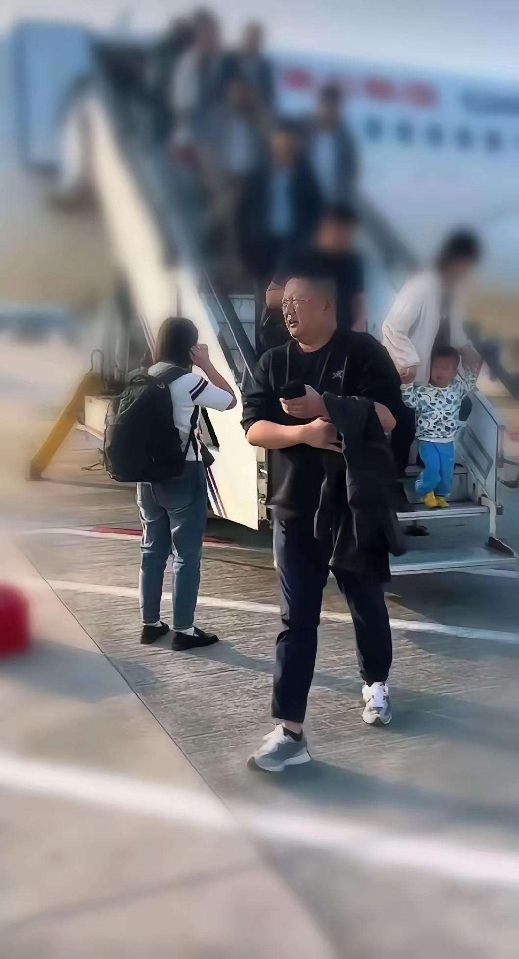 让空姐下跪的欧某某这下踢到钢板上了！看面相就是一脸的匪气，难怪吓得空姐下跪道歉！