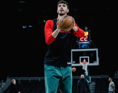 ESPN评出了新赛季最好的100位球员，火箭队的阿门·汤普森位列第37位，而他们