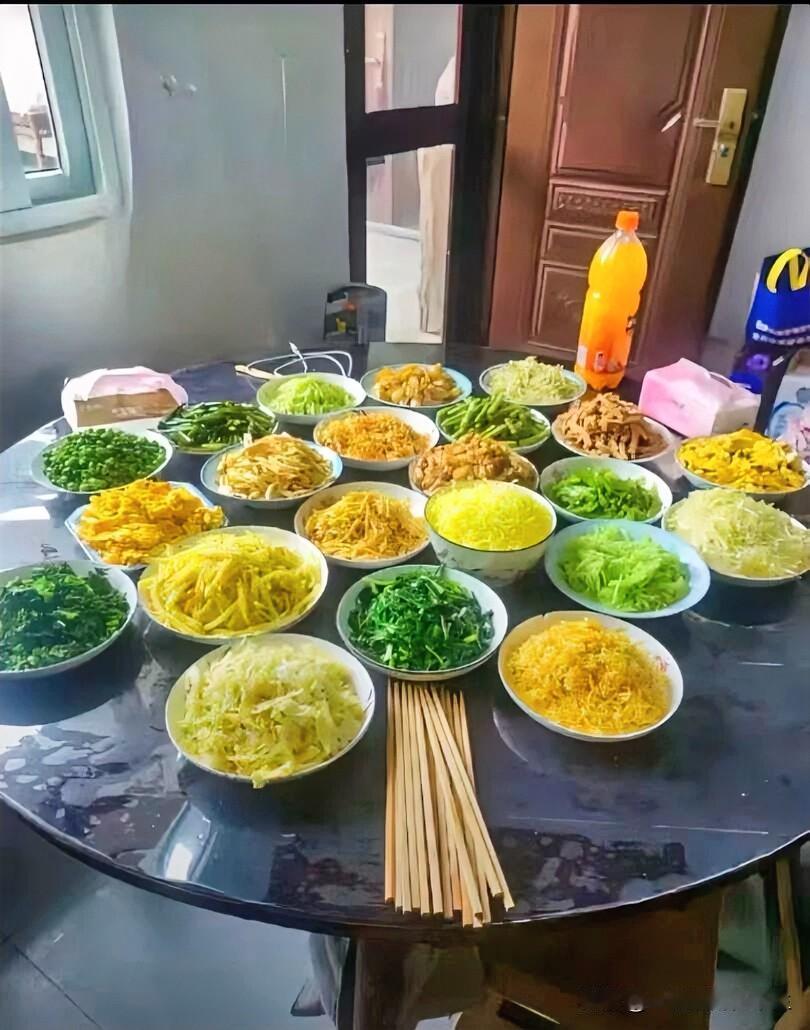 第一次去男朋友家，厨房里叮叮咣咣了半天，弄出来这么一桌子菜，大家觉得还有必要继续