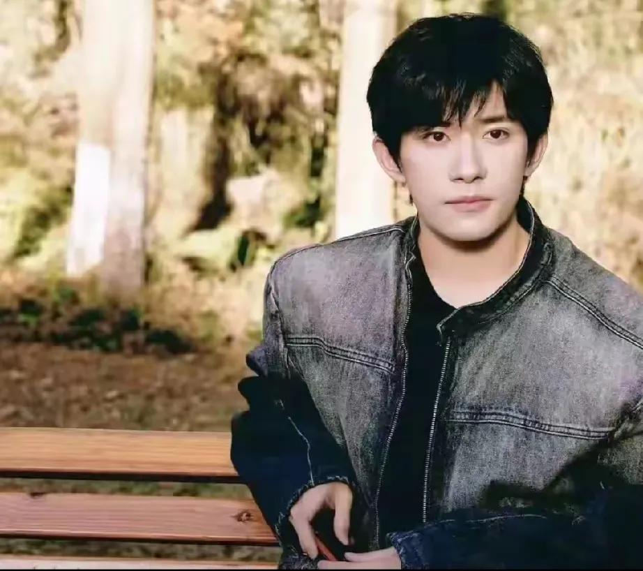 惊爆！易烊千玺和单依纯新恋情要成？顶流演员与顶流歌手的组合，瞬间点燃网友吃瓜热情