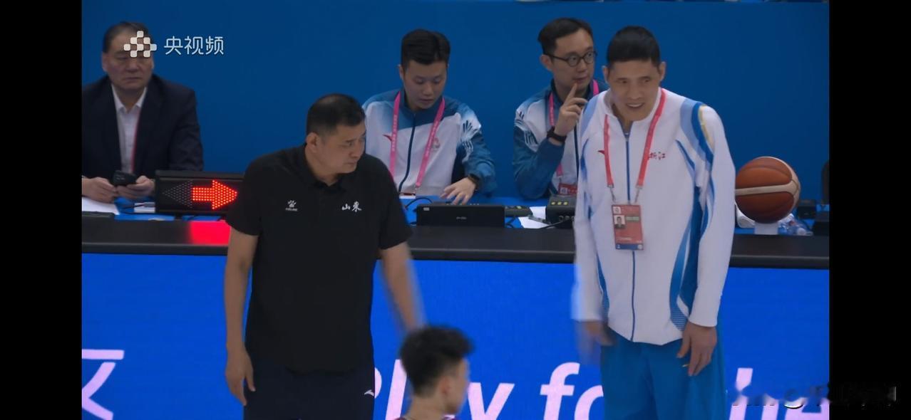 威武！山东两支男篮同日双杀浙江男篮！在11月17日进行的全运会男篮比赛中，巩