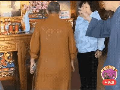 一对老人在五台山寺庙供奉大米，僧人嫌弃大米是陈米，拿起大米后就给扔了！这老两口