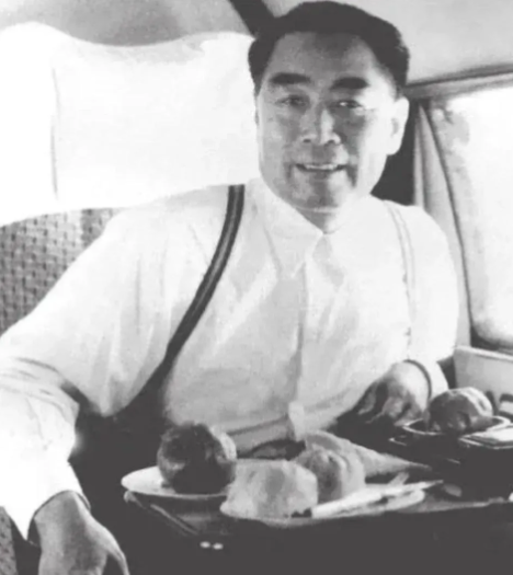 1968年一个深夜，周恩来刚躺床上，准备睡觉。警卫员关了灯，正要走出房间，总理突